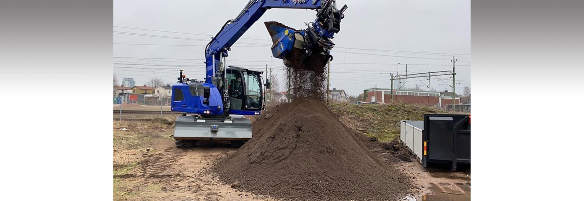 Gyru-Star 4-150MAX screening bucket in operation job.JPG